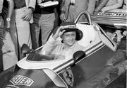 Niki Lauda das erste Mal wieder auf der Strecke von Florano nach seinem Unfall. (Bild: Fornezza/AP Photo)