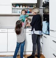 Jana und ihre kleine Schwester helfen Nina Schmid beim Antischen. (Bild: Stefan Kaiser, Cham, 6. Mai 2019)