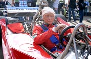 Er konnte es nicht lassen: Lauda beim Legendenrennen 2014 vor dem GP von Österreich. (Bild: Hans Klaus Techt/EPA)