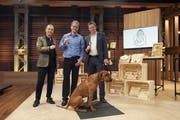 Martin Sailer (Mitte), Roland Brack (links) und Tobias Reichmuth stossen auf den Deal an. (Bild: PD)