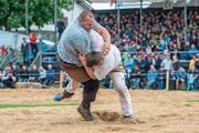 Schlussgang am Kantonalen Schwingfest Ob- und Nidwalden 2018 in Kägiswil: Der spätere Festsieger Andi Imhof aus Attinghausen (weisses Leibchen) greift mit Sven Schurtenberger aus Buttisholz zusammen. (Bild: Pius Amrein (11. Mai 2018))