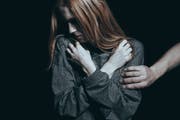 59 Prozent der befragten Frauen haben eine unerwünschte Berührung erlebt. (Symbolbild: Getty)