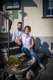 Andy Pöhler und Sindy Berger vor dem 1738 erbauten «Hirschen», kurz nach der Eröffnung im vergangenen August. (Bild: Benjamin Manser)