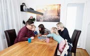 Familie Schmid beim gemeinsamen Spielen im Essbereich ihres Hauses. (Bild: Stefan Kaiser, Cham, 6. Mai 2019)
