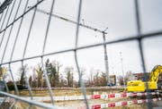 Ausser einer Baugrube ist noch nicht viel zu sehen. (Bild: Andrea Stalder)