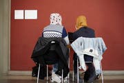 Zwei muslimische Schülerinnen beim Lernen. (Symbolbild: Petra Orosz/Keystone)