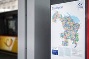 Der Zonenplan des Tarifverbunds Ostwind auf einem Plakat am Bahnhof St.Gallen. (Bild: Sabrina Stübi - 20. Februar 2018)