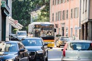 Die Urner sind immer motorisierter unterwegs, hier ein Bild in der Schmiedgasse in Altdorf. (Bild: Archiv UZ)