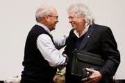 Köbi Auer (rechts) nimmt die Gratulation von Riquet Heller entgegen, der das Parlament in den letzten zwölf Monaten präsidiert hat. (Bild: Donato Caspari)