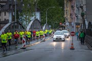 Teilnehmerinnen und Teilnehmer am Auffahrtslauf 2018 auf der Vonwil-Brücke. Am Donnerstag in einer Woche sind die Läuferinnen und Läufer wieder zwischen dem Fussballstadion in Winkeln und der Altstadt unterwegs. (Bild: Michel Canonica - 10. Mai 2018)