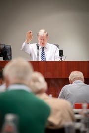 Gespannte Stille und volle Konzentration: Auktionator Peter Rapp in seinem Element. (Bilder: Ralph Ribi)