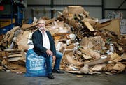 Paul Langenegger posiert im Ökihof in Baar mit dem «Güselsack». Er machte sich jahrelang für die Bewirtschaftung der Abfälle stark. (Bild: Stefan Kaiser (21. Mai 2019))