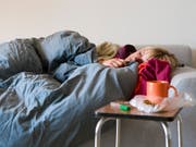 Wer kranke Kinder oder Angehörige betreut, soll weniger Einbussen in Kauf nehmen müssen. Der Bundesrat schlägt dem Parlament verschiedene Massnahmen vor, um Betreuung und Erwerbstätigkeit besser zu vereinbaren. (Bild: KEYSTONE/MARTIN RUETSCHI)