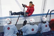 Nationaltrainer Patrick Fischer während des gestrigen Trainings in Kosice. (Bild: Melanie Duchene/Keystone (22. Mai 2019))