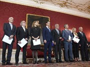 Österreichs Übergangsregierung: Eckart Ratz (Inneres), Walter Pöltner (Soziales), Valerie Hackl (Infrastrukt), Bundeskanzler Sebastian Kurz (ÖVP), Bundespräsident Alexander Van der Bellen, Hartwig Löger (ÖVP, Vizekanzler), Juliane Bogner-Strauss (Beamten- und Sport) und Johann Luif (Verteidigung) (Bild: KEYSTONE/APA/APA/HANS KLAUS TECHT)