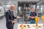 Im Anwendungszentrum zur Entwicklung von Pasta: Bühler-Technologiechef Ian Roberts (links) und Prozessingenieur Daniel Kaufmann.