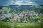 Das Gebiet Oberhofstetten im Riethüsli von der Solitüde aus gesehen. Es ist seit 2008 mit der Buslinie 10 erschlossen. (Bild: Jil Lohse - 9. Juni 2017)