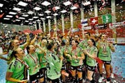 Die Frauen des LC BrSt. Galler Meisterfeier in Zug. (Bild: Stefan Kaiser/ZZ)