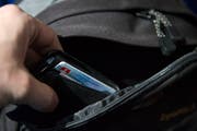 Das Portemonnaie in der Tasche sollte im Einkaufswagen nie unbeaufsichtigt gelassen werden. (Bild: Urs Jaudas)