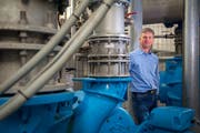 Mirco Ebeling, Abteilungsleiter bei den Konstanzer Entsorgungsbetrieben. Hier im Untergrund des Pumpwerks Schänzle. (Bild: Raphael Rohner)