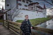 OK-Präsident Bruno Steffen vor dem Schloss Wyher in Ettiswil .(Bild: Pius Amrein, 3. Januar 2018)