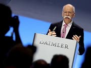 Der scheidende Daimler-Chef Dieter Zetsche hat dem Autobauer zum Abschied noch einmal einen klaren Sparkurs vorgegeben. (Bild: KEYSTONE/EPA/HAYOUNG JEON)