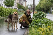 Melanie Küpfer mit ihrem Hund Balu (Bild: Nadia Schärli, Luzern, 20. Mai 2019)