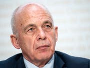 Bundespräsident Ueli Maurer (Bild) und Giovanni Conti, Direktor des Bundesamts für für Informatik und Telekommunikation (BIT), haben das Heu nicht mehr auf der gleichen Bühne. Conti geht Ende August. (Bild: KEYSTONE/PETER SCHNEIDER)