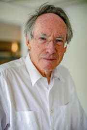 Der britische Erfolgsautor Ian McEwan erschafft eine alternative Realität in seinem neuen Roman. (Bild: Vudi Xhymshiti/AP (London, 18. April 2019))
