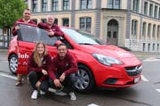 OK-Mitglieder mit dem Hauptgewinn auf dem Obertorplatz: Michael Christen und Martin Herzog (hintere Reihe) sowie Melanie Rietmann und Franco Capelli. (Bild: Barbara Hettich)