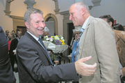 Am Wahlsonntag war es dem wiedergewählten Finanzdirektor Marcel Schwerzmann (links) und dem ihn unterstützenden Gewerbeverbandsdirektor Gaudenz Zemp im Lichthof des Regierungsgebäudes noch zum Lachen zumute. (Bild: Eveline Beerkircher, Luzern, 19. Mai 2019)