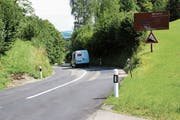 Die Wasserfluhstrasse auf der Neckertaler Seite. Im Sommer sind hier Belagsarbeiten vorgesehen. (Bild: Martin Knoepfel)