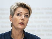 Justizministerin Karin Keller-Sutter präsentiert ein neues Gesetz zum Umgang mit terroristischen Gefährdern. Vorgesehen ist unter anderem Hausarrest. (Bild: KEYSTONE/PETER SCHNEIDER)