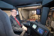 Fredy Brunner, wie er leibt und lebt. Im Bild sitzt er als Verwaltungsratspräsident der Appenzeller Bahnen im Cockpit eines der neuen Tango-Züge. (Bild: Ralph Ribi - 26. März 2018)