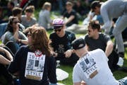 Demonstranten in Wien forderten letzte Woche das Ende der FPÖ in der Regierung und verwiesen auf das Skandal-Treffen des inzwischen zurückgetretenen Heinz-Christian Strache. (Bild: M. Gruber/Keystone, 18. Mai 2019)