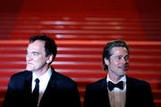 Regisseur Quentin Tarantino, links, und Brad Pitt. (Bild: AP Photo/Petros Giannakouris, Cannes, 21. Mai 2019)