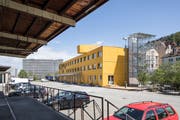Der gelbe Lattich-Neubau im alten St.Galler Güterbahnhof. (Bild: Hanspeter Schiess - 14. Mai 2019)