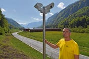 Ralf Suter mit zwei der Sensoren in der Hesigen. Im Hintergrund ist die Gewerbefläche von Suter zu sehen. (Bild: Andreas Seeholzer, 23. Mai 2019)