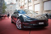 Der 4,69 Meter lange Tesla Model 3 bietet fünf Personen Platz, fährt mit zwei Elektromotoren und Allrad. (Bild: Benjamin Manser)