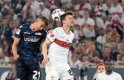 VfB-Profi Christian Gentner (r.) gegen Unions Grischa Proemel.