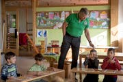Toni Steinmann ist im Kindergarten eine grosse Hilfe. (Bild: Adriana Ortiz Cardozo)