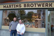 Geschäftsführer Roberto del Greco und Bäckermeister Martin Winkel (rechts) (Bild: Lucien Rahm, Luzern, 21. Mai 2019)