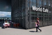 Das World Café beim KKL in Luzern. An der Nordfassade links, wo Stühle und Tische stehen, soll es zusätzliche Ein- und Ausgänge geben. (Bild: Eveline Beerkircher , Luzern, 23. Mai 2019)
