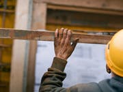 Dumpinglöhne und Schwarzarbeit: Die Kantone befassen sich vor allem mit dem Baugewerbe, dem Gastgewerbe und dem Handel. (Bild: KEYSTONE/GAETAN BALLY)