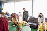 Choreograf Shinichi Iova-Koga (Mitte) bei der Arbeit mit Darstellern des Freilichttheaters. (Bild: Roger Grütter (Ennetmoos, 17. Mai 2019))