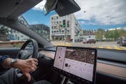 Der Blick nach vorne geht ins Nichts, das Cockpit ist dort leer. Alle Informationen sind auf dem Tablet zu finden, sogar die Geschwindigkeit. (Bild: Benjamin Manser)