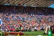 Zuschaue machen am Eidgenössischen Schwing & Älplerfest in Estavayer die Welle. (Bild: Roger Grütter, Estavayer, 27. August 2016)