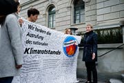 Am 11. April hatten Mitglieder der Klimastreikbewegung Kantonsratspräsidentin Monika Barmet (rechts im Bild) ein Transparent mit 350 Unterschriften für die Ausrufung des Klimanotstands überreicht. Nun sind sie ihrem Ziel ein Schritt näher gekommen. (Bild: Stefan Kaiser, Zug)