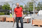 Peter Künzle, OK-Präsident des Sport-Fit-Tages auf dem Herisauer Ebnet, hilft beim Aufbau des Festzeltes für 1000 Personen. (Bild: Mea McGhee)