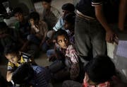 Der Schrecken steht ihnen ins Gesicht geschrieben: Befreite Kindersklaven in einer Fabrik in Neu-Delhi. (Bild: Kevin Frayer/AP, 12. Juni 2012)